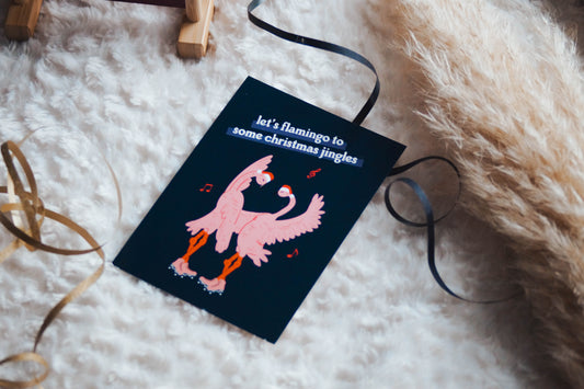 Kerstkaart A6 – Let’s Flamingo to Some Christmas Jingle – Dansende Flamingo op Rollerschaatsen