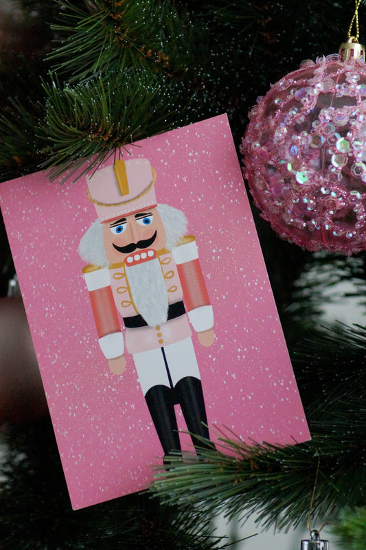 Kerstkaart A6 – Roze Notenkraker met Sneeuw – Envelop Optioneel