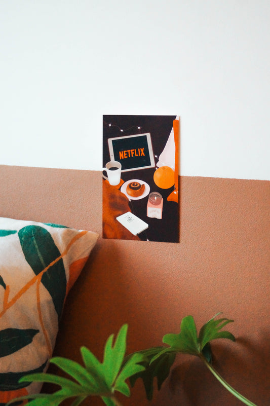 Illustratiekaart A6 – Fall Vibes – Netflix, Koffie & Cinnamon Roll – Envelop Optioneel