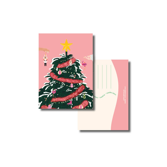 Kerstkaart A6 – Versierde Kerstboom – Roze Achtergrond – Envelop Optioneel